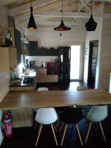 une cuisine avec une grande table et des chaises en bois dans l'établissement Atmospherico, à Karpenísi