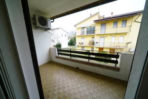 desde la ventana de un balcón de un edificio en Villetta LINDA 8, en Lido delle Nazioni 2 fotos más