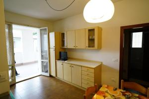 Una cocina con una mesa con fruta encima. en Villetta LINDA 8, en Lido delle Nazioni