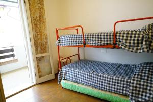 Dos literas en una habitación con ventana. en Villetta LINDA 8, en Lido delle Nazioni