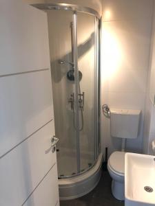 Ένα μπάνιο στο Apartments Nuna