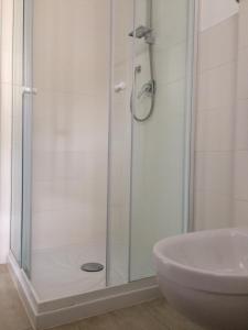 bagno con doccia e lavandino di Casa Hermosa a Budoni