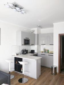 Una cocina con gabinetes blancos y una encimera blanca. en Super Central Luxury Apartments, en Burgas 34 fotos más