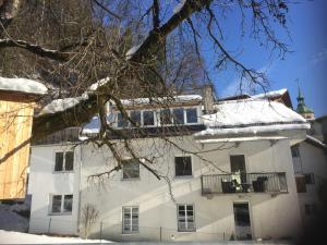 Ein weißes Gebäude mit Schnee drauf. in der Unterkunft Alexander in Innsbruck