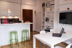 Gallery image of White n Bright Studio Apt in Athens