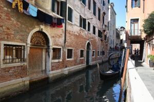 een kanaal met een gondel voor een gebouw bij Appartamento Fabris in Venetië