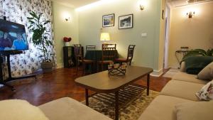リスボンにあるAvenida Cozy Apartmentのリビングルーム(テーブル、テレビ付)