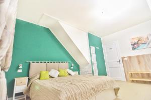 um quarto com uma cama com uma parede verde em La Villa di Montagnana em Montagnana