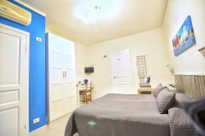 a small bedroom with a bed and a desk at La Villa di Montagnana in Montagnana