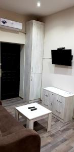 un salon avec un canapé et une table basse dans l'établissement Apartment G&G, à Tbilissi