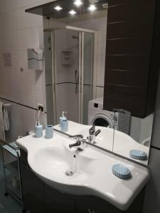 ヴァストにあるPrincipe Residenceのバスルーム(白い洗面台、鏡付)