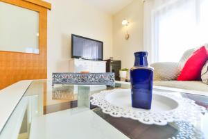 Televízia a/alebo spoločenská miestnosť v ubytovaní VILLA NIKO with private swimming pool