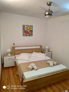 una camera con un letto con due comodini e un letto sidx sidx sidx. di Apartment Bernarda a Igrane