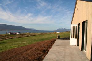 un camino que conduce a un edificio con vistas al agua en Apartment in the country, great view Apt. B, en Akureyri