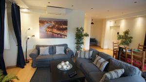 ein Wohnzimmer mit einem Sofa und einem Tisch in der Unterkunft Cozy Apartment In Center in Lissabon