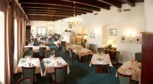 Restauracja lub miejsce do jedzenia w obiekcie Hotel Schneeberghof