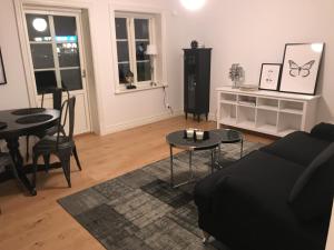 uma sala de estar com um sofá e uma mesa em Grebbestad em Grebbestad