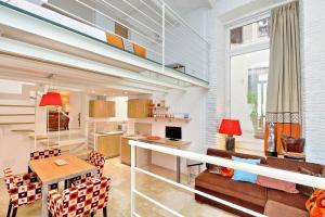 sala de estar con cama elevada y comedor en Design Loft Campo dei Fiori, en Roma