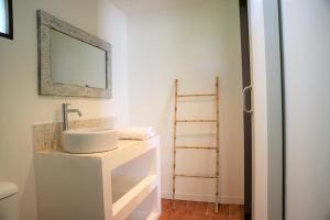 吉利美諾的住宿－Meno Charm，一间带水槽和镜子的浴室
