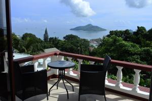 uma varanda com uma mesa e cadeiras e uma vista em Armony Residence Holiday Apartment 2 em Victoria