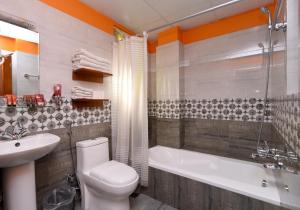 un bagno con un water, una vasca e un lavandino di Karma Boutique Hotel a Kathmandu