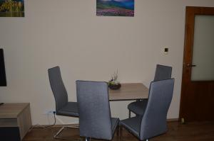 a room with a table and four chairs at Apartmán Erika in Veľká Lomnica