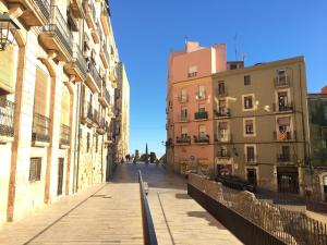 uitzicht op een straat in een stad met gebouwen bij Lovely Apartments at Roman Circus in Tarragona