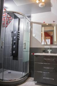 un bagno con doccia e lavandino di Chambres d'hôtes entre Arras et Albert - Bed and Breakfast a Souastre