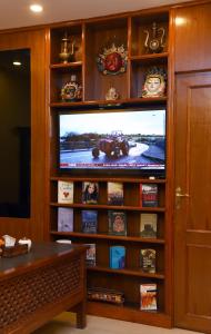 TV o dispositivi per l'intrattenimento presso Karma Boutique Hotel