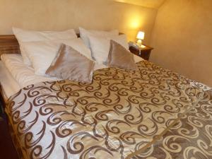 Postel nebo postele na pokoji v ubytování Hotel Dwór Karolówka