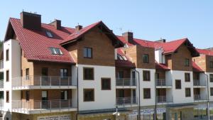 una fila de casas con techos rojos en Turkus, en Polanica-Zdrój