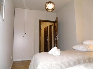 Un dormitorio con una cama con una toalla. en Turkus, en Polanica-Zdrój