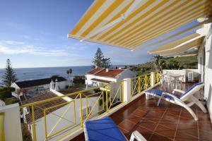un balcon avec des chaises et une vue sur l'océan dans l'établissement Luz Beach Ocean Front Apartment, à Luz