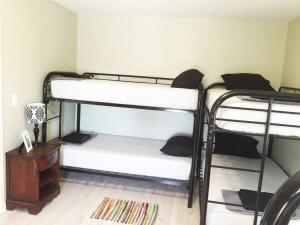 a room with two bunk beds in a room at Hollywood Stay in Los Angeles