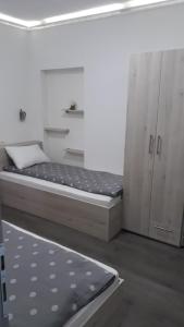 Postel nebo postele na pokoji v ubytování Smestaj Pandora Sobe sa kupatilom