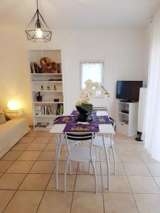 een tafel en stoelen in de woonkamer bij Appartement 60m2 tout confort in Fréjus