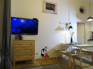 Telewizja i/lub zestaw kina domowego w obiekcie Urban by BestChoice - FREE Parking - Self Check-in