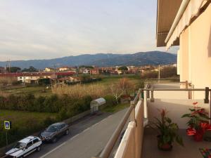einen Balkon mit zwei Autos auf einer Straße geparkt in der Unterkunft Casa Lella in Montecatini Terme