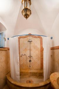 een bad in een kamer met een plafond bij Above The Spring in Jeruzalem