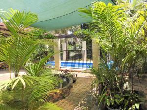 a patio area with a patio table and chairs at Shady Grove B&B in Hervey Bay