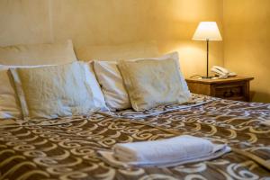 Postel nebo postele na pokoji v ubytování Hotel Dwór Karolówka