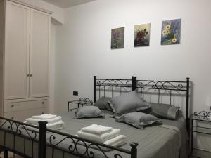 een slaapkamer met een bed met handdoeken erop bij Dely B&B in Arquata Scrivia