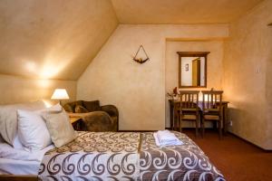 Postel nebo postele na pokoji v ubytování Hotel Dwór Karolówka