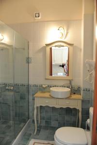 Ett badrum på Agnadi Suites