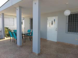 - une salle à manger avec une table et des chaises dans l'établissement Urban Terrace Apartment in San Juan, à San Juan