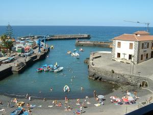 grupa ludzi w wodzie na plaży w obiekcie Plaza del Charco - Puerto Viejo w Puerto de la Cruz