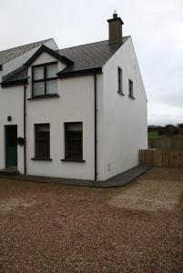 uma casa branca com janelas ao lado em Anchor, Dunfanaghy em Dunfanaghy
