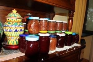 een groep potten jam op een plank bij Agriturismo Nonno Tobia in Agerola