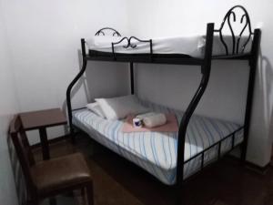 ein Schlafzimmer mit einem Etagenbett mit Stuhl in der Unterkunft King Michael Coron in Coron