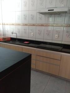 A kitchen or kitchenette at Casa super confortável.